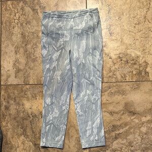 Lululemon Patterned Leggings with Feather Design size 6